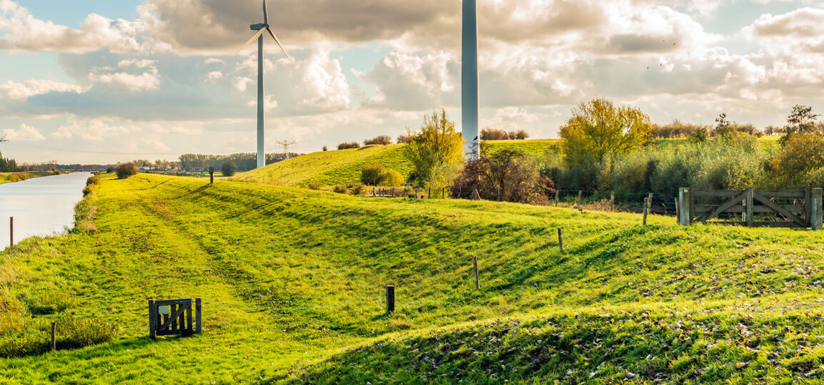 WIndmolens in landschap