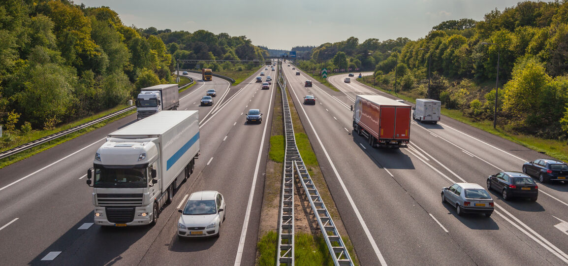 Snelweg met voertuigen