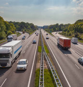 Snelweg met voertuigen