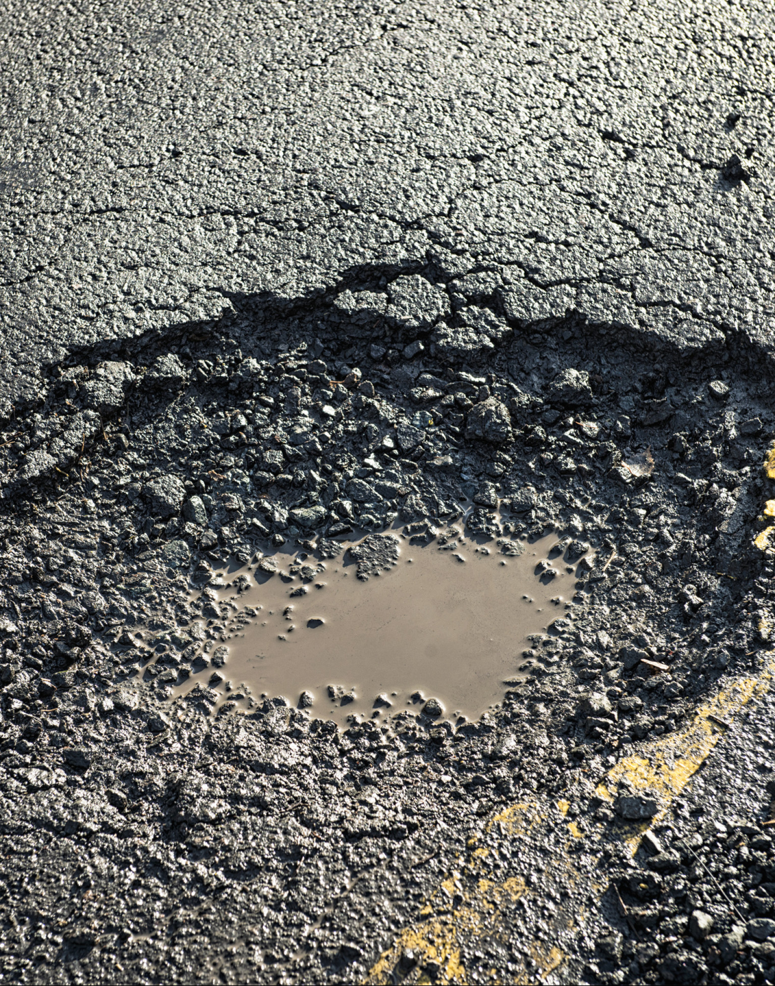 afbeelding van het markeren van schade aan het asfalt